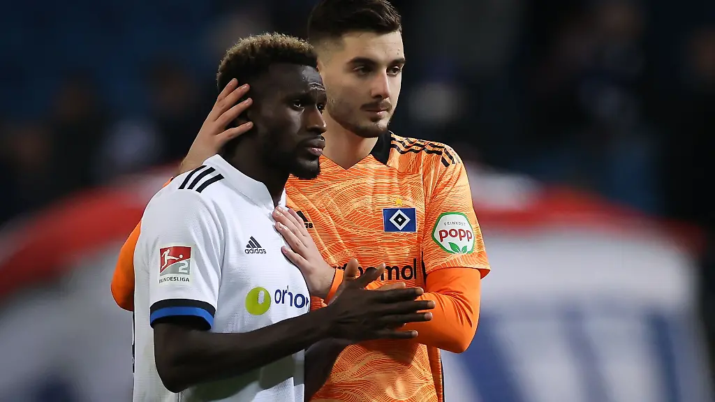 Hamburgs-Torwart-Marko-Johansson-troestet-Bakery-Jatta-nach-einem-Spiel