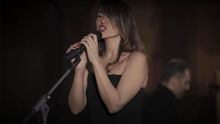 Frauen dürfen sich im Iran in der Öffentlichkeit nicht ohne Kopftuch zeigen und auch nicht singen .
