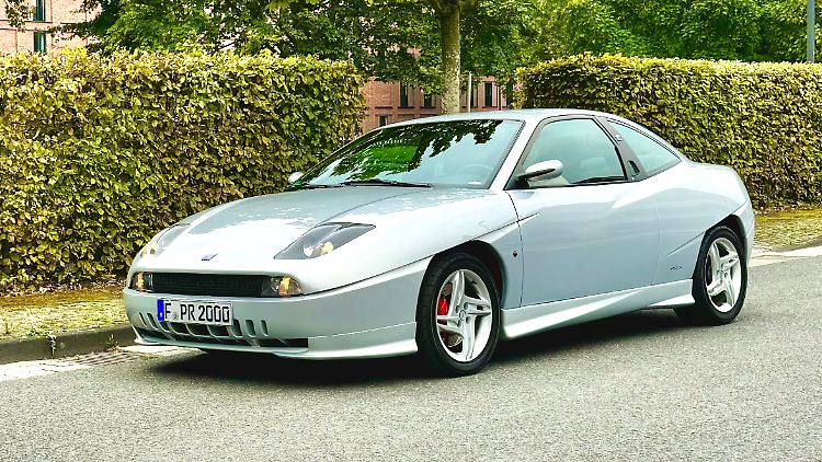 Man nehme eine Prise Ferrari. Die Front des begehrenswerten Fiat erinnert an den 550 Maranello.