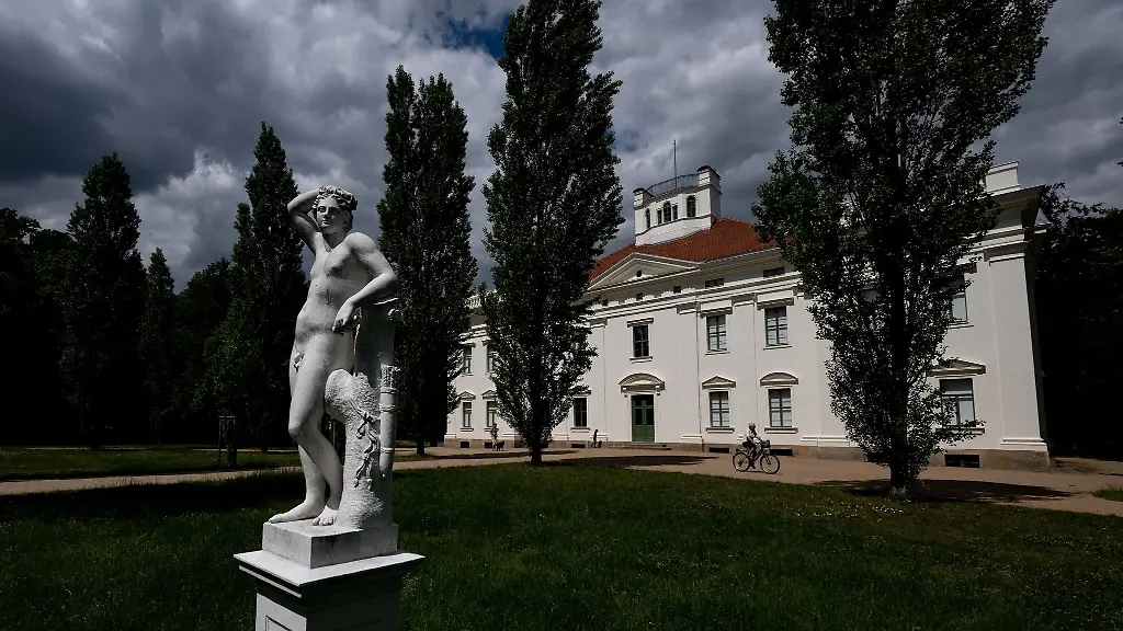 Wolken-ziehen-ueber-das-Schloss-Georgium-in-Dessau-Rosslau