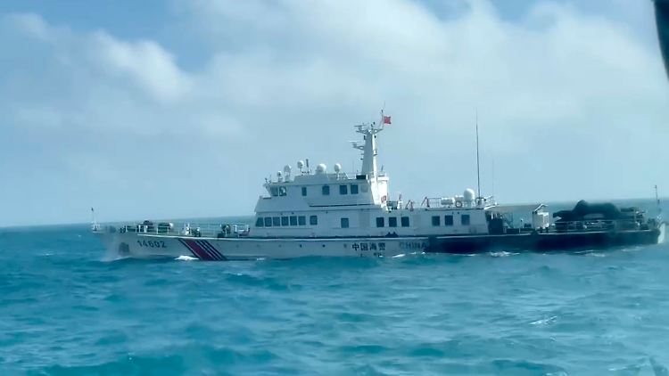 Ein Schiff der chinesischen Küstenwache fährt im Oktober an der Küste der Matsu-Inseln in Taiwan vorbei.