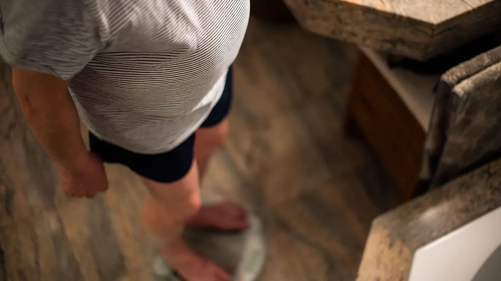 Ein-Mann-steht-im-Pyjama-auf-einer-Waage