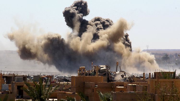 Innerhalb weniger Tage sind Assads Regierungstruppen in Syrien von der HTS besiegt worden. Das ist auch eine Niederlage für Russland.