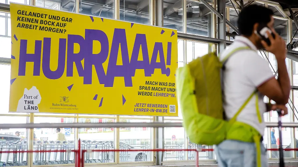 Ein-Werbeplakat-haengt-am-Stuttgarter-Flughafen
