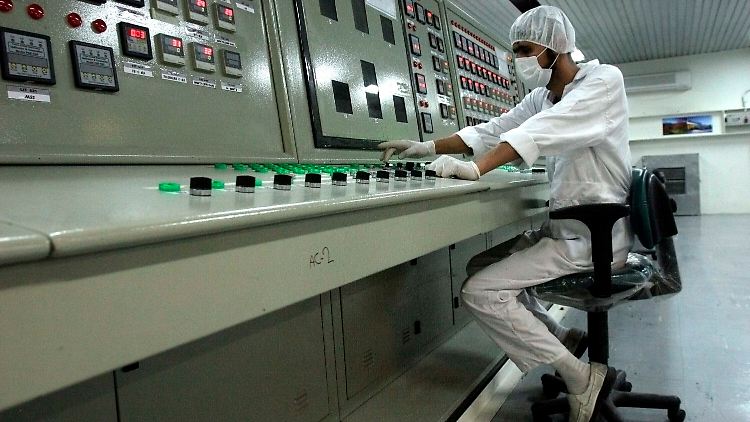Ein Techniker arbeitet in einer Uranumwandlungsanlage außerhalb der iranischen Stadt Isfahan.