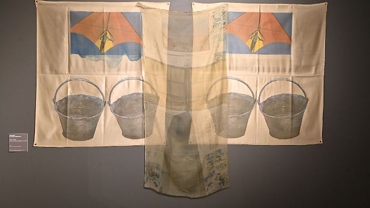 Eine Arbeit von Robert Rauschenberg in der Mailänder Ausstellung