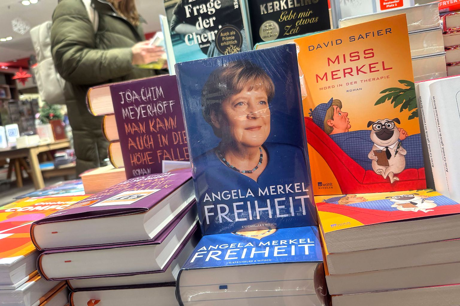 In diesem Jahr hat die Ex-Kanzlerin einen Bestseller geschrieben. Den kann man natürlich auch lesen oder verschenken, die ntv.de-Redaktion hat aber auch weniger schwere Kost auf der Empfehlungsliste.