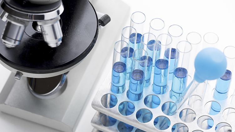 Dude Chem hat ein Netzwerk von mehr als 30 europäischen Lohnherstellern aufgebaut, die im Auftrag produzieren.
