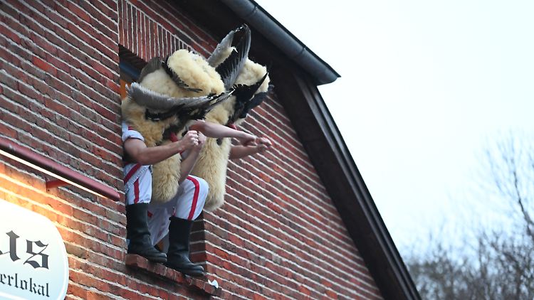 Beim Klaasohm-Fest verkleiden sich unverheiratete Männer mit Masken, auf das Schlagen von Frauen mit Kuhhörnern verzichteten in diesem Jahr alle Teilnehmer.