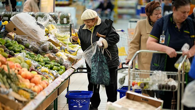 Die Menschen in Russland müssen bei Einkäufen tiefer in die Tasche greifen.  