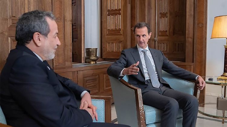 Das Foto zeigt Assad (r.) am 2. Dezember bei seinem Treffen mit dem iranischen Außenminister Aragchi (l.) in Damaskus. 