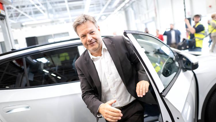 "Hoffentlich schnell" im Angebot, sagte Wirtschaftsminister Habeck zum Thema preiswertes VW-E-Auto.