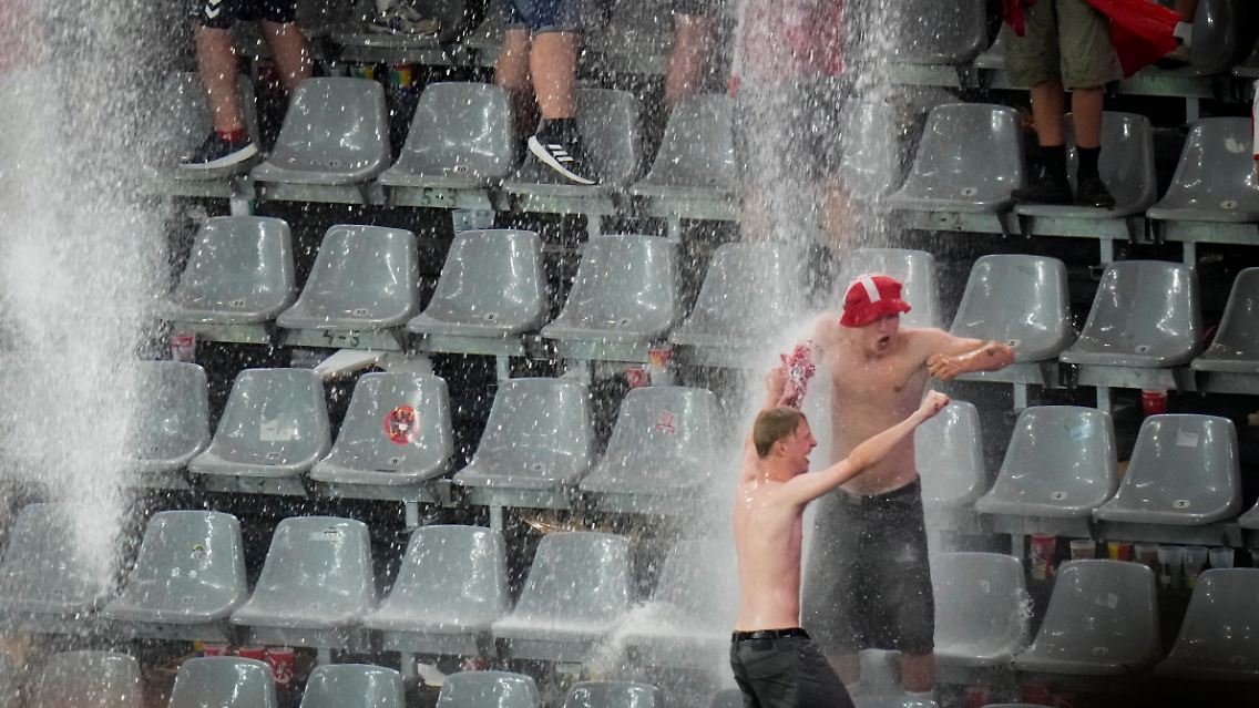 Als Wassermassen über die Stadt niederregnen, ...