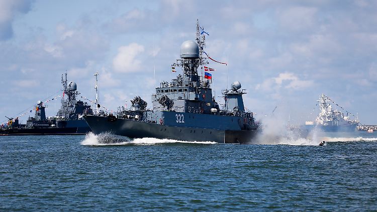 Russische Kriegsschiffe in der Ostsee. 
