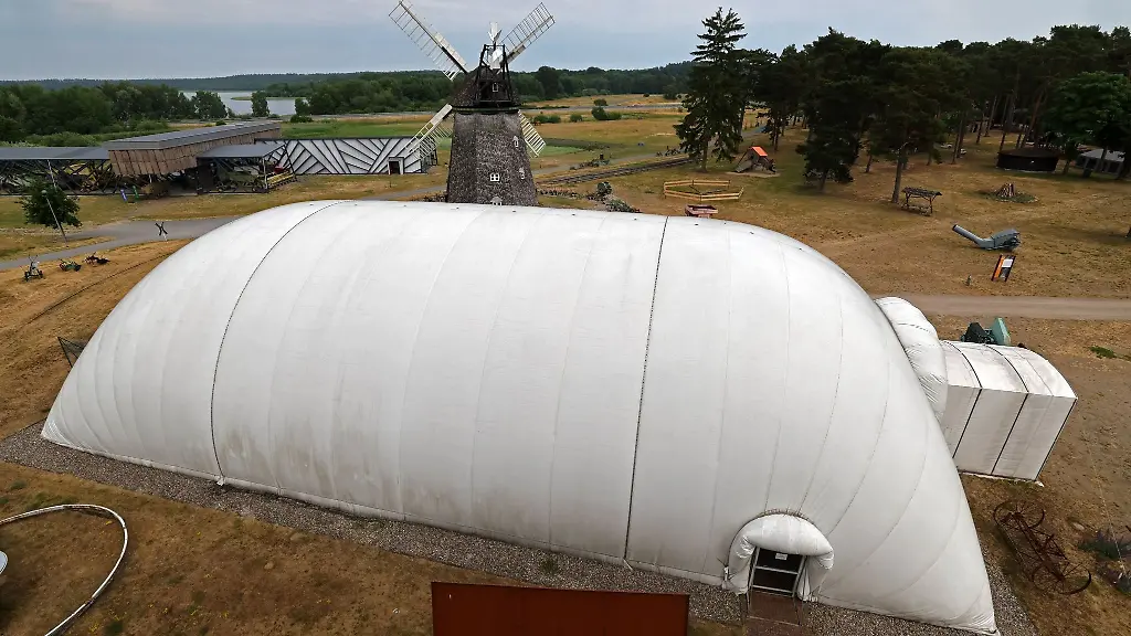 Das-Agroneum-mit-seinen-Wahrzeichen