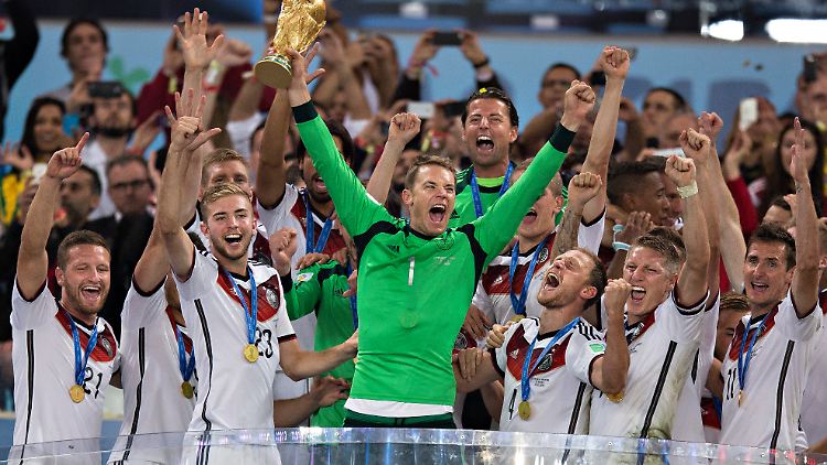 Finden Miro Klose (ganz recht) und Christoph Kramer (2. v. links) wieder zusammen?