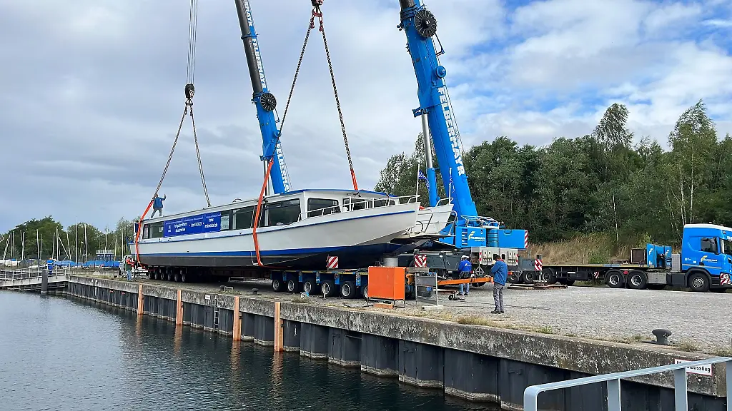 Das-neue-Fahrgastschiff-wird-derzeit-am-Hafen-Tauchritz-am-Berzdorfer-See-zu-Wasser-gelassen