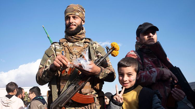 "Einheitliche Führung": Islamistische Kämpfer beim ersten Freitagsgebet nach dem Sturz von Assad.