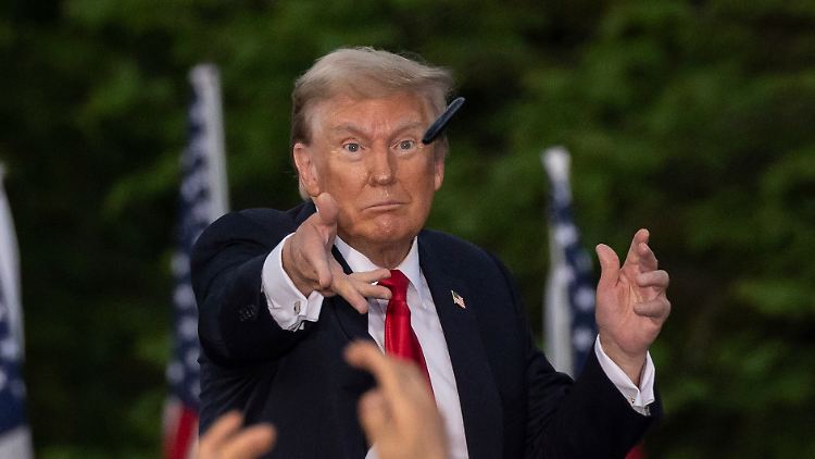 "Kann dies ohne das Wissen unserer Regierung geschehen?" Bei einer Rede in der Bronx wirft Donald Trump einen Stift ins Publikum.
