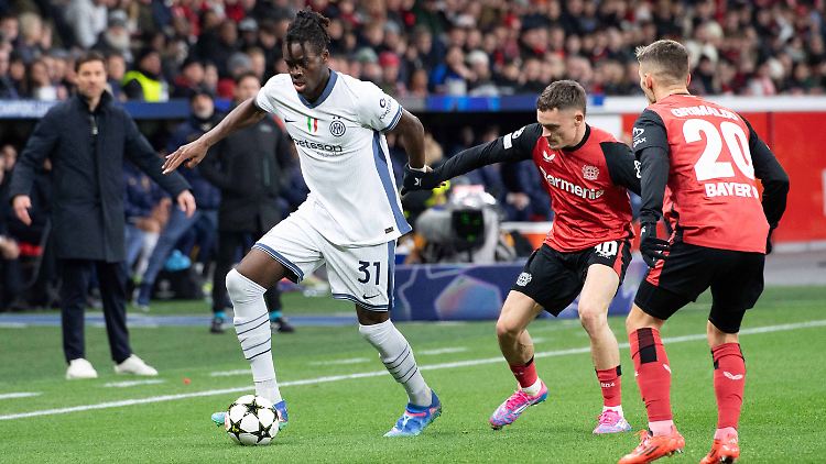 In der Champions League gegeneinander, in der DFB-Elf bald miteinander? Bisseck im Zweikampf mit Florian Wirtz.