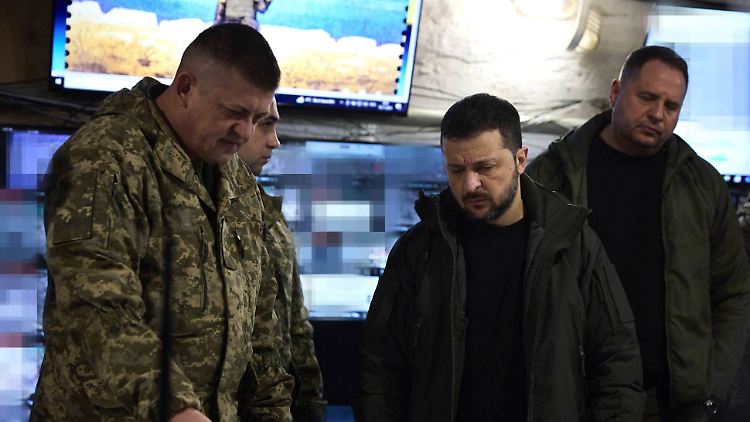 Olexander Luzenko (l.) erklärt im November 2024 dem ukrainischen Präsidenten Wolodymyr Selenskyj die Situation an der Front.