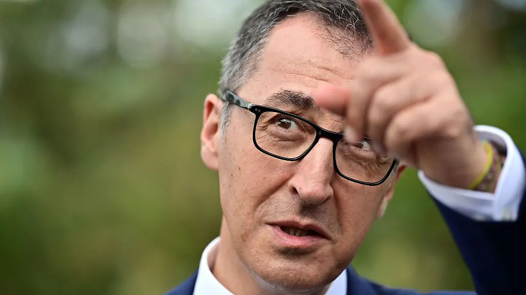 Cem-Oezdemir-Buendnis90-Die-Gruenen-Bundesagrarminister-waehrend-einer-Besichtigung