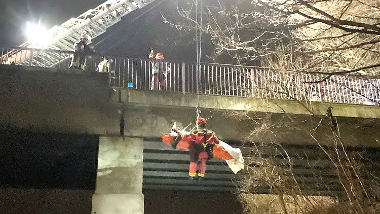 Speziell ausgebildete Höhenretter der Feuerwehr wurden an den Unglücksort beordert, um den Mann hochzuhieven.