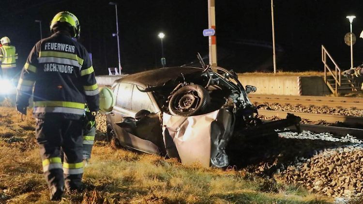 Der Kleinwagen wurde bei dem Unfall komplett zerstört.