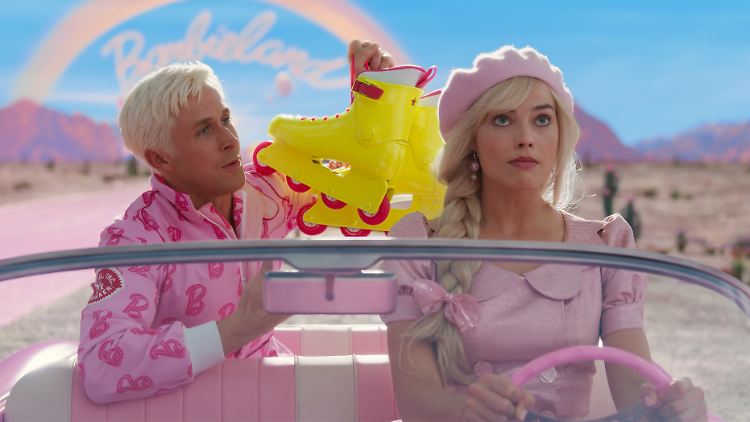 Pretty in pink: Margot Robbie als Barbie und Ryan Gosling als Ken in "Barbie".