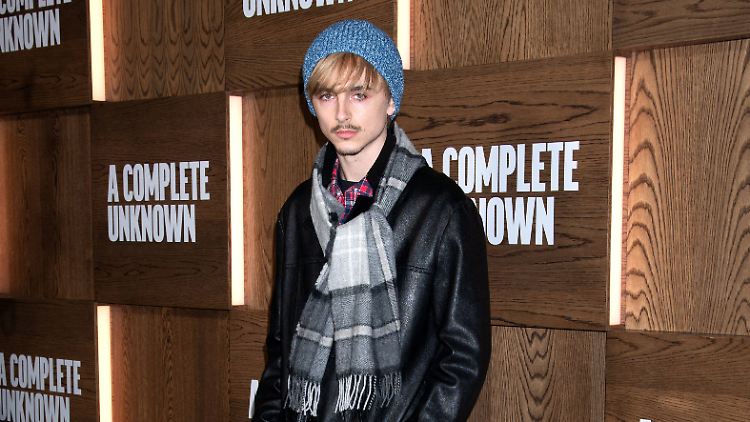 Timothée Chalamet verkörpert auch auf dem roten Teppich Bob Dylan.