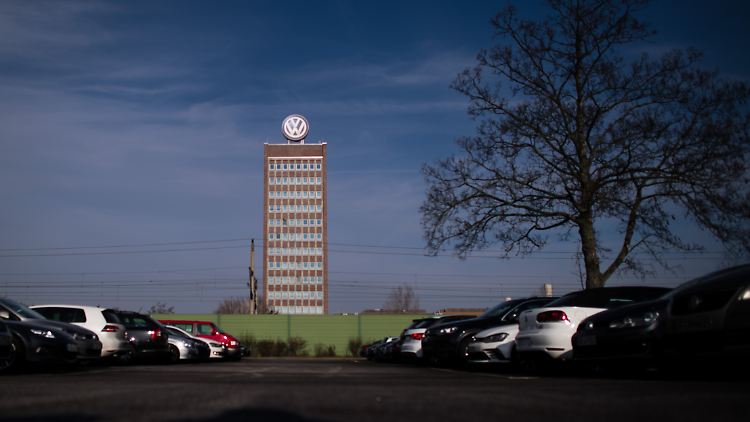 Der Volkswagen-Vorstand ringt seit Wochen mit den Arbeitnehmervertretern um tiefe Einschnitte in der Produktion. 