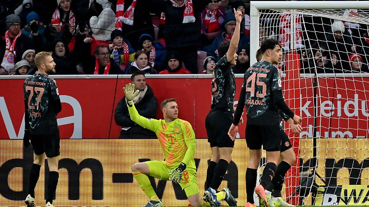 Die Bayern-Spieler um Torhüter Daniel Peretz reklamieren vergeblich. Kein Abseits, Tor für Mainz.