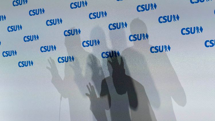 Söders Schatten: Als CSU-Chef will der bayerische Ministerpräsident über den Koalitionsausschuss einer unionsgeführten Bundesregierung "mithelfen, Deutschland wieder in Ordnung zu bringen".