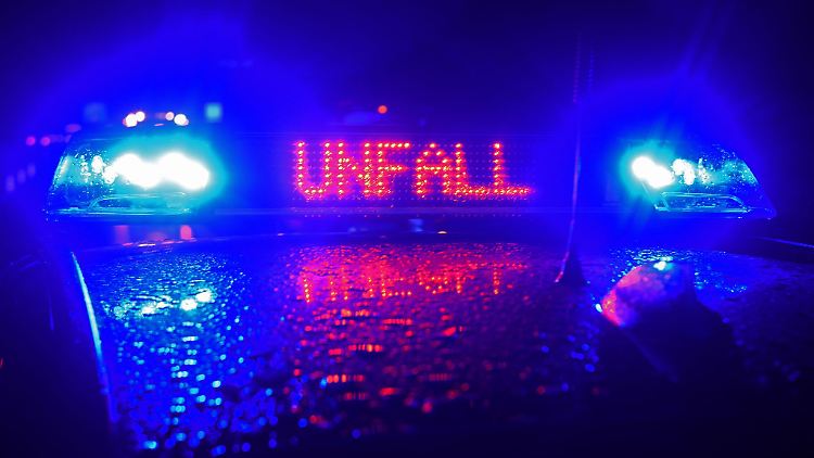 Die Polizei sperrte den Abschnitt bei Bernau am Chiemsee über Stunden. (Symbolbild)