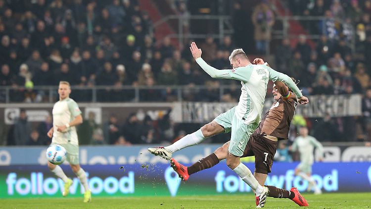 Duksch trifft zum 2:0 für Werder Bremen.