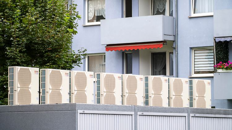 Wärmepumpen-Kaskade auf Garagendächern in Duisburg: Kann man zeitweise runterfahren, wenn Strom teuer ist. 