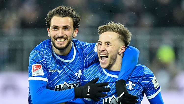 Darmstadts Torschütze Luca Marseiler (r) jubelt mit Teamkollege Fraser Hornby über sein Tor zum 3:0.