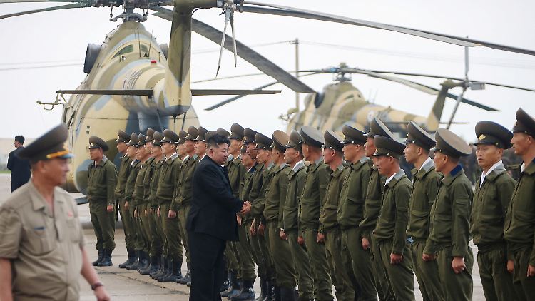 Nordkoreas Machthaber Kim bei einem Truppenbesuch im Juli. 