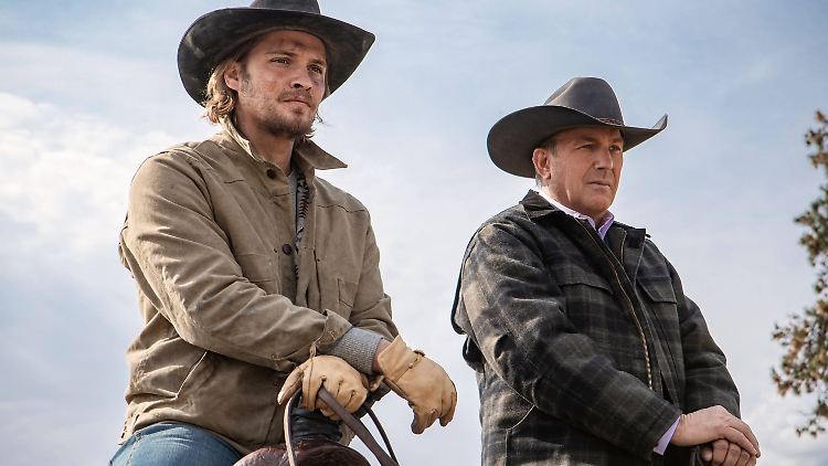 In der Serie "Yellowstone" sind sie Vater und Sohn: Kevin Costner und Luke Grimes (l).