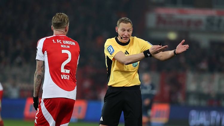 Martin Petersen hat nach dem Feuerzeug-Wurf in der Alten Försterei korrekt entschieden, sagt der DFB.