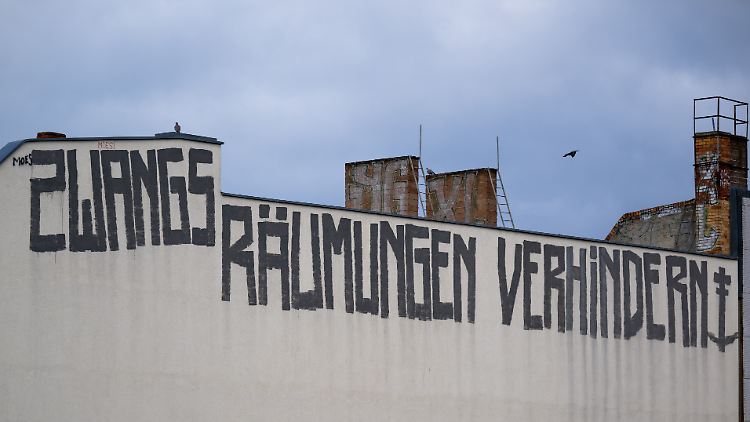 Schriftzug auf der Brandmauer eines Wohnhauses.