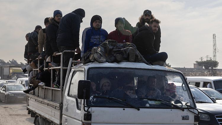 Nachdem die Rebellen in Syrien die Kontrolle übernommen haben, sind viele Assad-Kämpfer auf der Flucht.