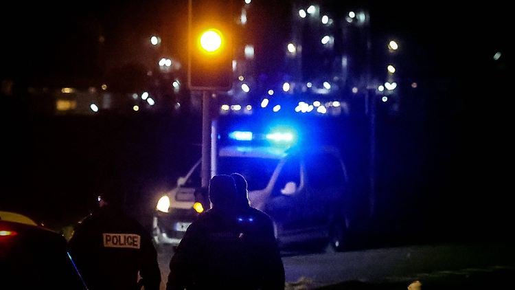 In Dünkirchen werden in der Nacht Einsatzkräfte zu den Unglücksorten gerufen.