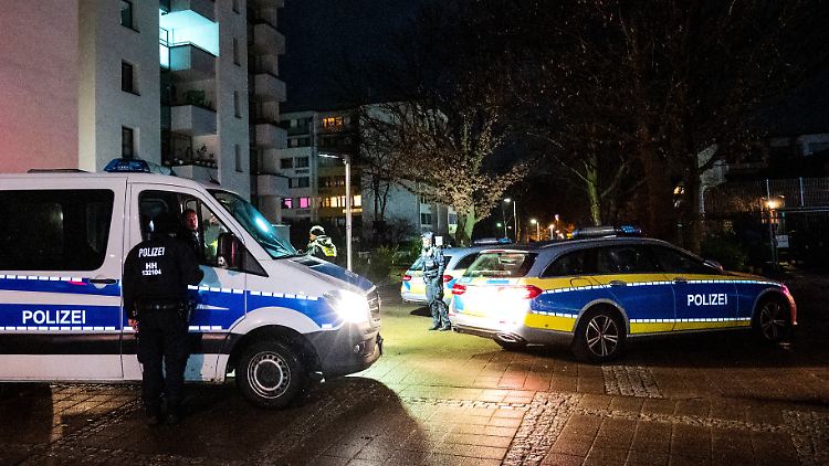 Polizeibeamte ermitteln am Tatort nahe dem Hamburger U-Bahnhof Mümmelmannsberg.