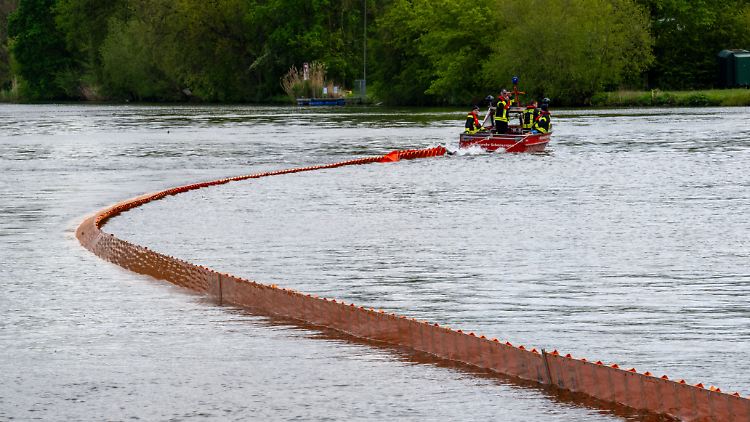 Einsatzkräfte legten mehrere Ölsperren auf dem Neckar aus - so wie bei dieser Übung im April auf dem Main.