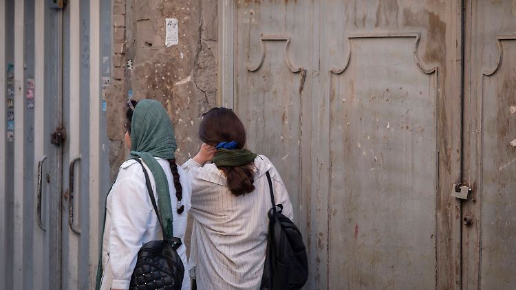 In Teheran und anderen Großstädten des Landes sieht man immer öfter Frauen, die kein Kopftuch tragen. 