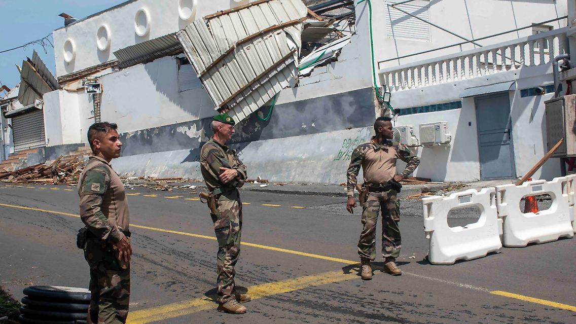 Die Armee hat Kontrollpunkte eingerichtet und hilft bei der Schadensbeseitigung auf Mayotte.