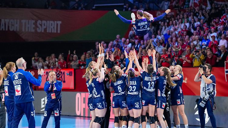 Camilla Herrem fliegt hoch.