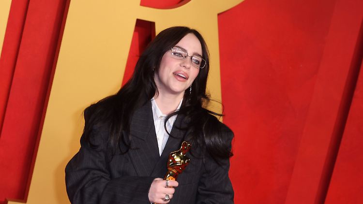 Billie Eilish. Hier ohne Armband, aber mit Oscar.