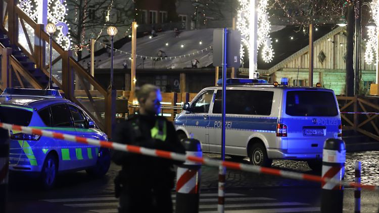 Entschärfer rückten zu einem Weihnachtsmarkt in Köln an - zum zweiten Mal in zwei Tagen.